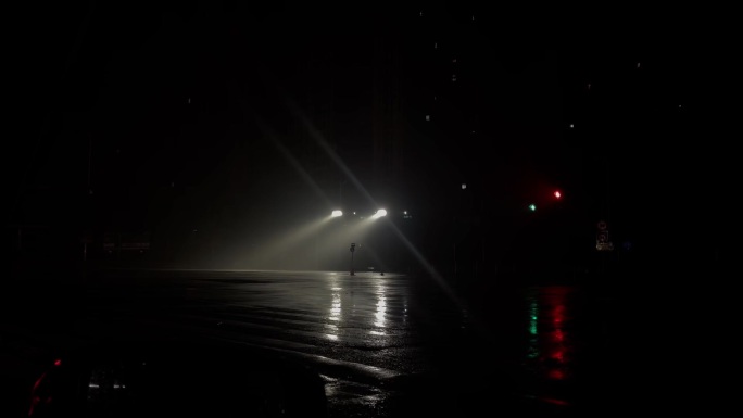 雨夜里路口一束光1