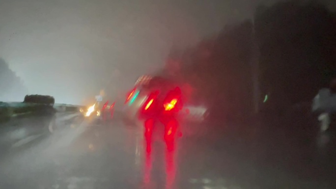 雨夜车窗雨刷道路行车旁边油罐车