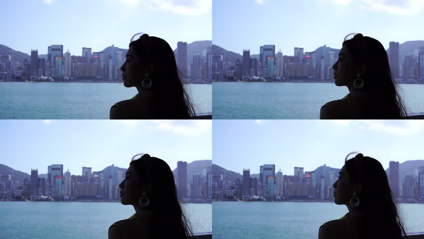 女人站在星光大道看香港岛风景维多利亚风光