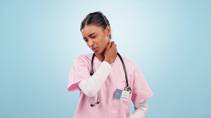 颈部疼痛，压力和女医生在工作室的问题，关节炎或纤维肌痛在蓝色背景。医院，倦怠或女护士焦虑，骨质疏松症
