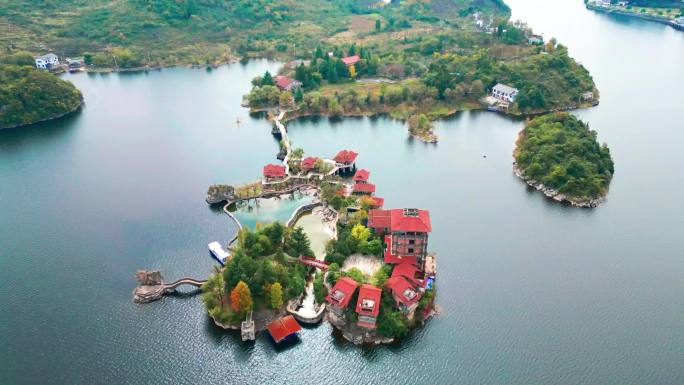 湖中心小岛上的红色建筑 中式田园诗别墅