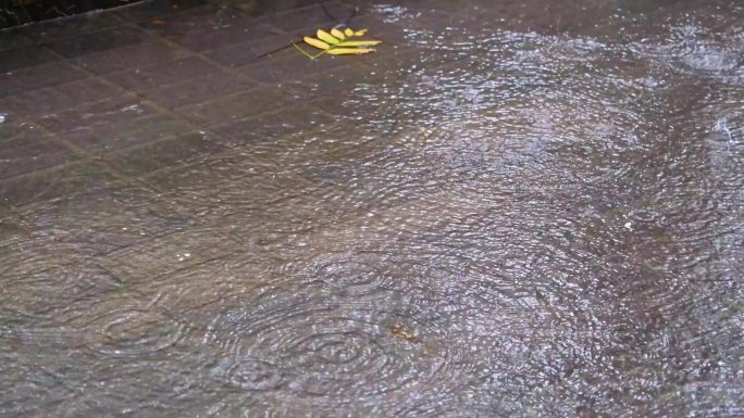 城市马路道路下雨天雨水雨滴大自然风景风光