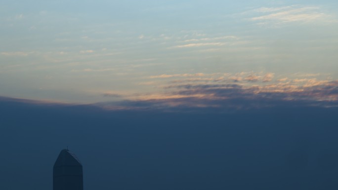 傍晚，城市上空掠过的流星