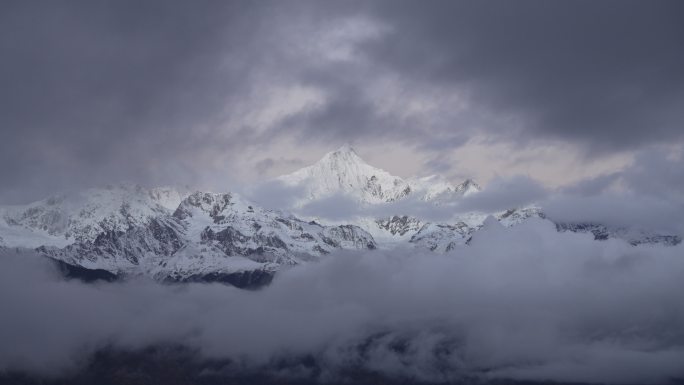 梅里日照金山