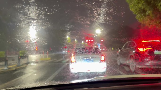 雨夜车窗雨刷道路行车