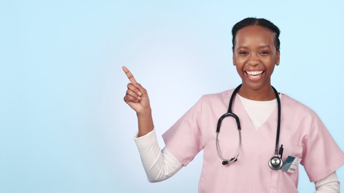 快乐的黑人女性，医生，在广告或市场营销方面指手画脚。非洲女性的肖像，保健或医疗护士微笑显示交易或清单