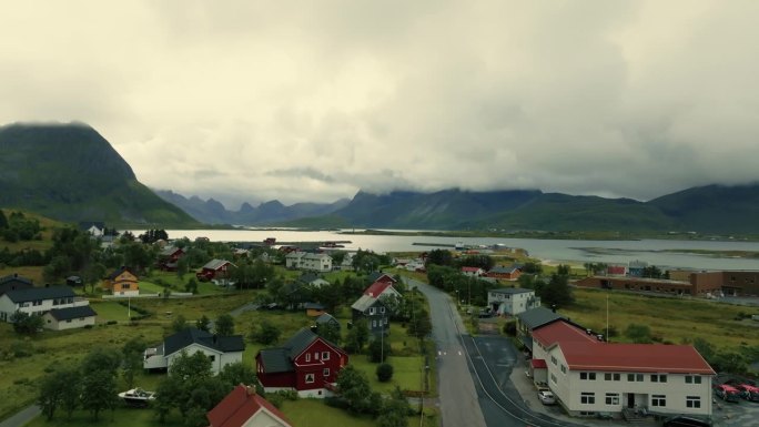 无人机飞过斯堪的纳维亚小镇，飞向云层中美丽而强大的北欧峡湾。