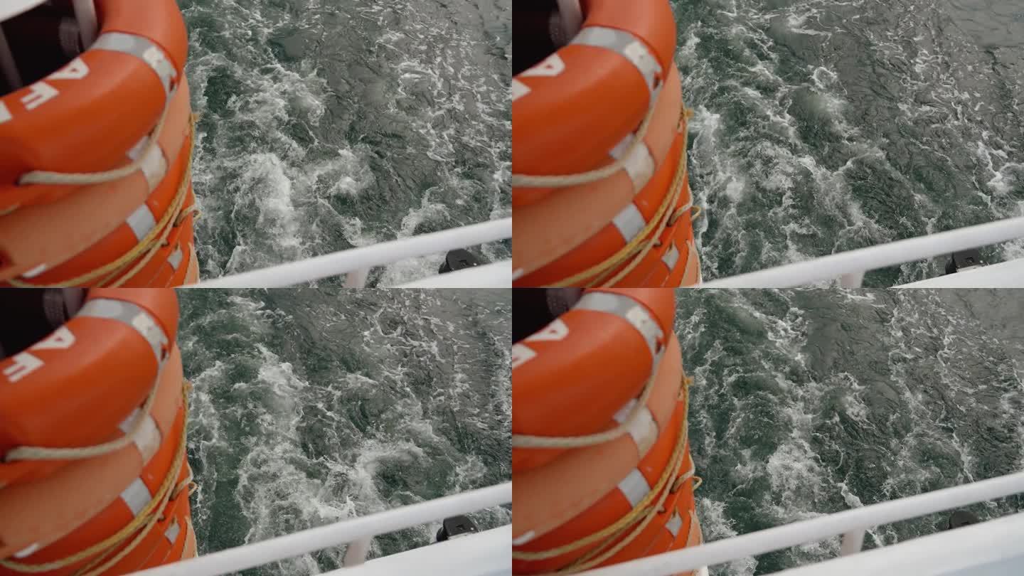 由舷外马达的运动螺旋桨推出的白色巨浪泡，
