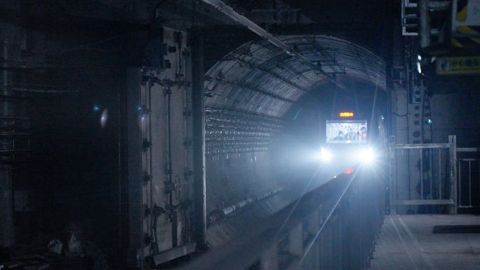 【50P】隧道里地铁进站