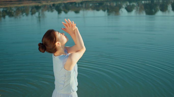 清晨女人在河边做瑜伽宣传片瑜伽素材