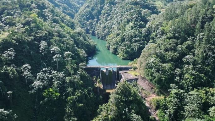 在多米尼加共和国岛阳光明媚的日子里，在丛林深处的泰雷奥大坝的空中向后拍摄-全景视图