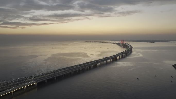 航拍视角青岛胶州湾跨海大桥日落
