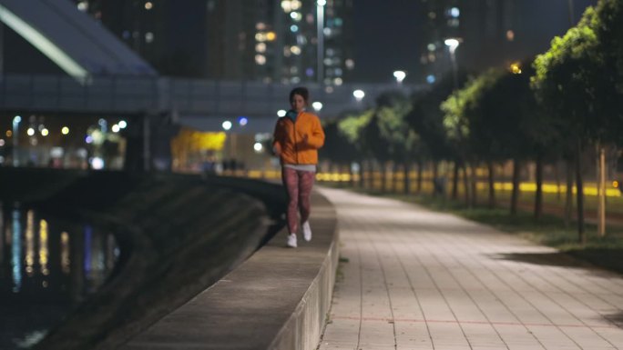 晚上慢跑。夜跑慢力量