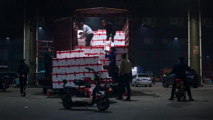 蔬菜交易凌晨农贸市场搬货工人物流运输