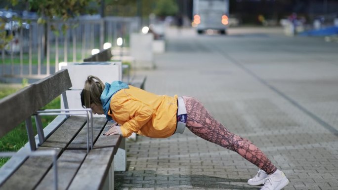 晚上锻炼。热身训练视频素材