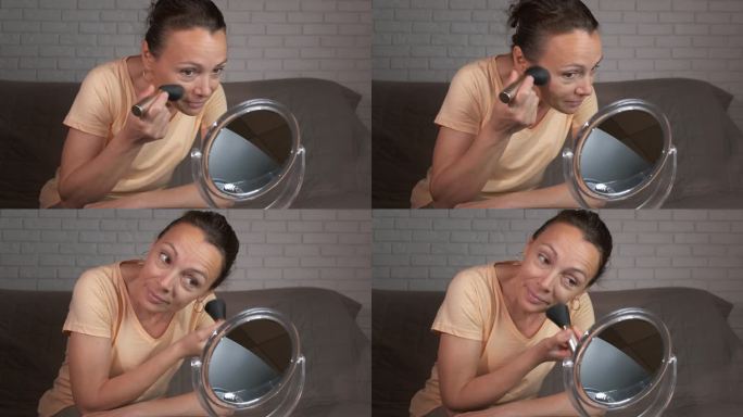 女用软毛刷按桌镜。