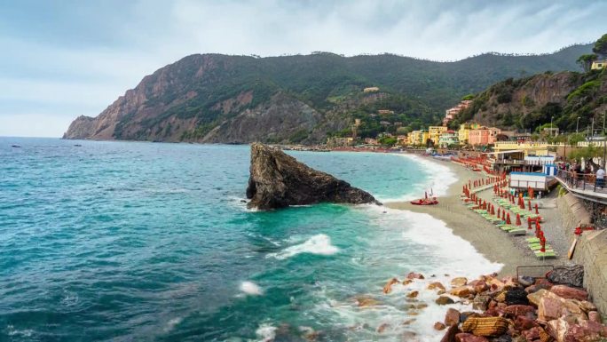 在意大利利古里亚省拉斯佩齐亚省五渔村公社迷人的蒙特罗索阿尔马雷小镇，蒙特罗索和宁静的海滩的时间流逝