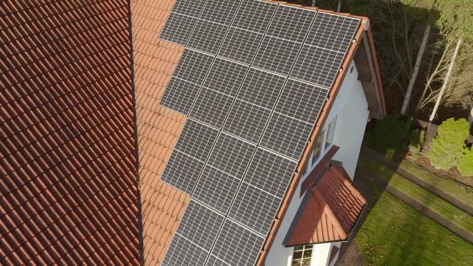 单晶太阳能电池板由固体硅晶体在瓦片屋顶。