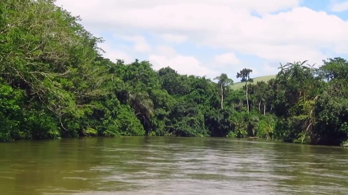 乘船穿越刚果共和国的lsamsio - louna保护区