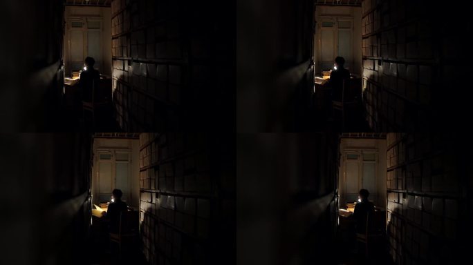 在黑暗的图书馆里，一名妇女在一排排书中翻阅旧书中的历史文献