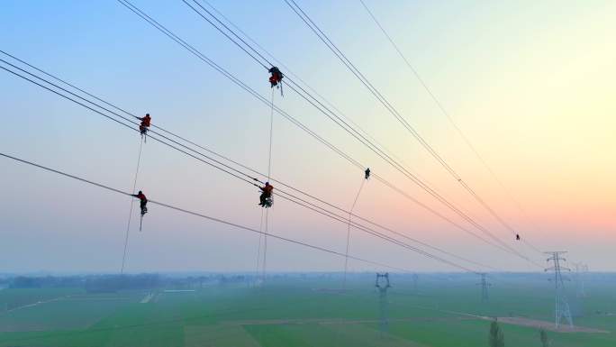电力工人在输电线上高空作业