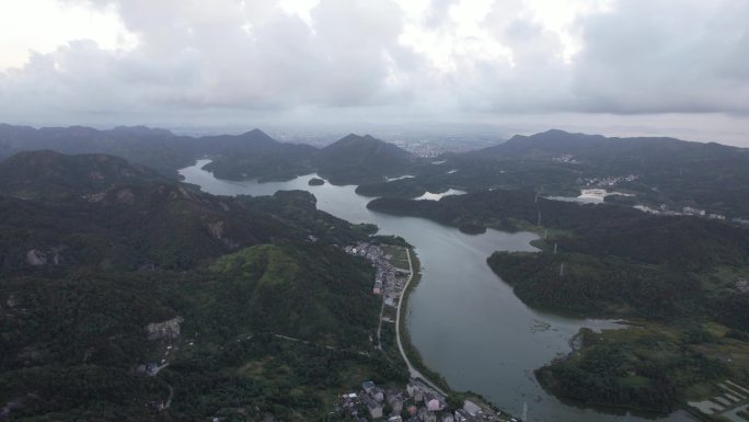 穿云航拍水库山峰