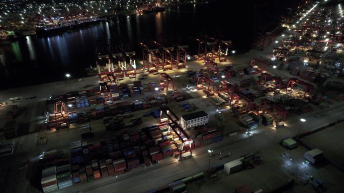 集装箱船夜间工业港口鸟瞰图