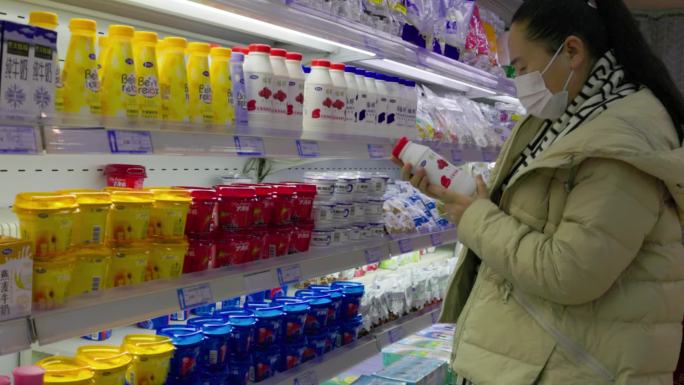 超市牛奶专柜女性购物