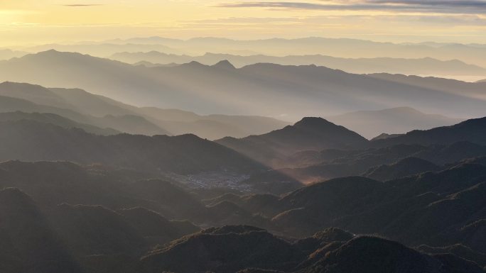 水墨画般的群山日出风景