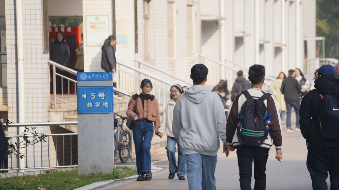 4K早晨大学生步行去教室上课空镜