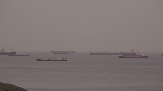 等待穿过博斯普鲁斯海峡前往黑海的船只，摄于2001年