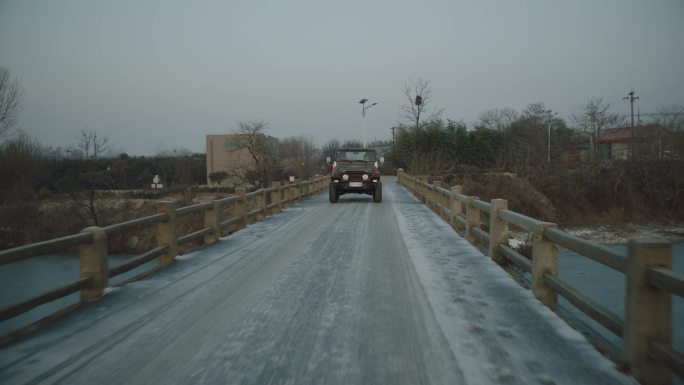 冬天吉普车行驶在北方乡村小道道路