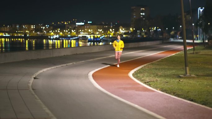 晚上慢跑。夜跑慢力量