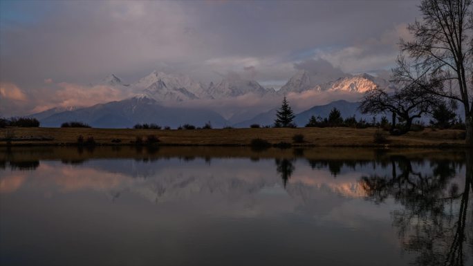 梅里雪山日照金山延时