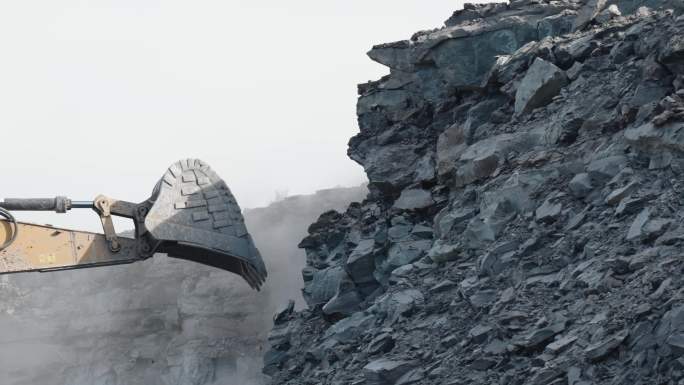 矿卡 挖掘机 矿区施工 爆破 开采 峡谷