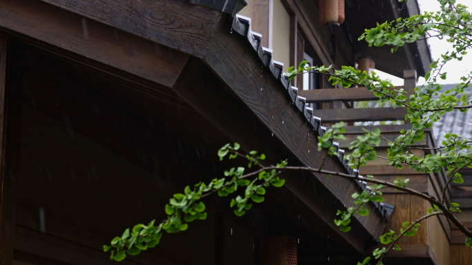 古风建筑屋檐落雨空镜