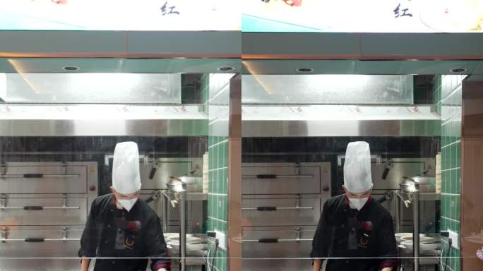 透明橱窗里的厨师忙碌竖屏