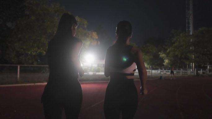 女人晚上户外健身慢动作夜跑素材马尾辫背影
