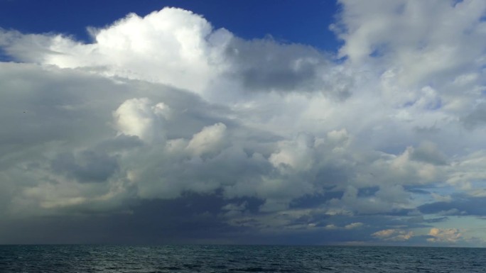 海景——天空蔚蓝，云被雨云取代(延时拍摄)