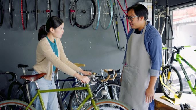 自行车在店内出售给感兴趣的顾客。