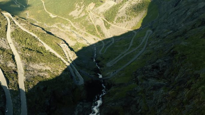 静态全景史诗巨魔山蜿蜒曲折的道路，隐藏在阴影