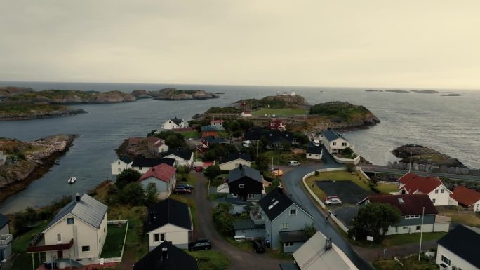 北欧岛屿上一个渔村的住宅和rorbu房屋。从上面看。