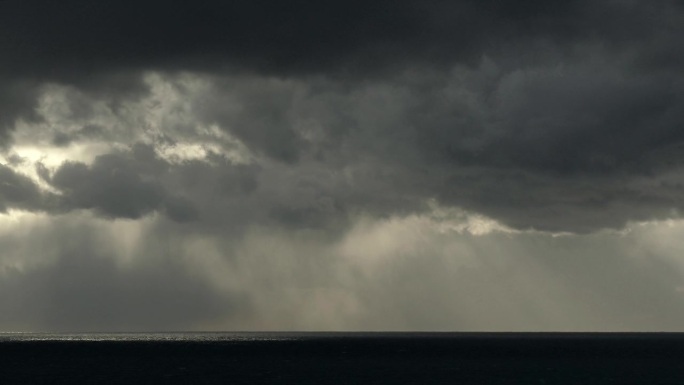 海景-阳光透过海上的雨云(延时拍摄)