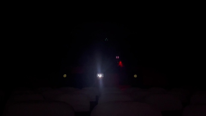 电影院放映厅放映机光束上摇