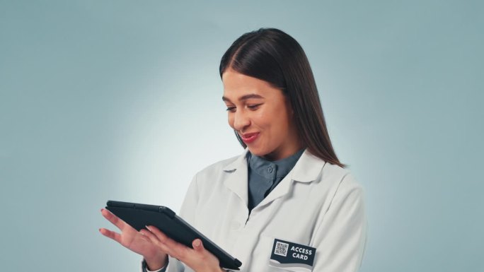 平板电脑，医生和微笑与一个女科学家在演播室。灰色背景研究或创新的灰色背景技术，解决问题的能力和一个寻