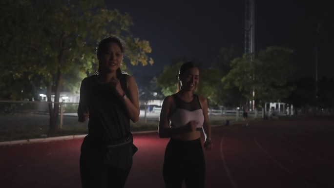 女人晚上户外健身奔跑飞奔热身