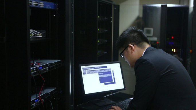 技术人员在数据机房维护检修