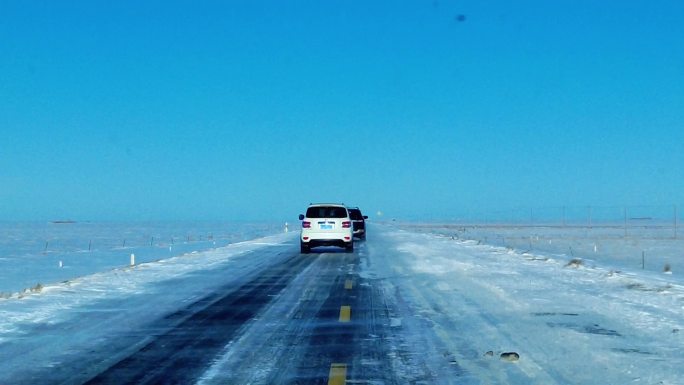 冬天草原大雪白茫茫和结冰路面的汽车