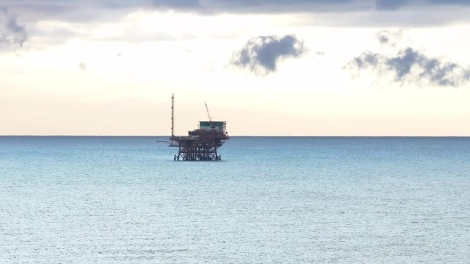 亚得里亚海的Nice天然气开采平台以60 fps拍摄