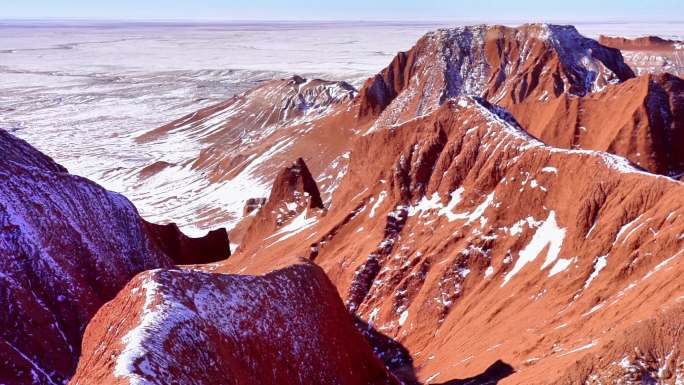 内蒙古冬天草原和下雪地裂峡谷大红山红崖台